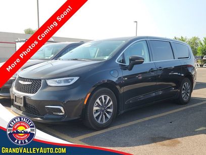 Used 2023 Chrysler Pacifica Touring-L