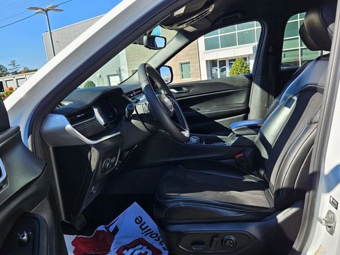 Used 2023 Jeep Grand Cherokee Altitude image 5