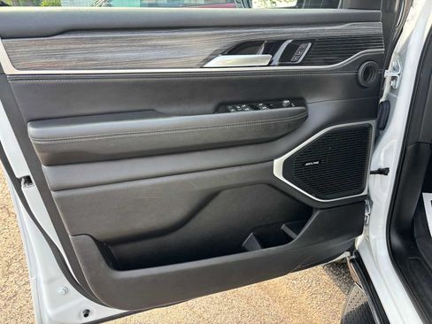 Used 2024 Jeep Wagoneer Series II w/ Flexible Seating Group AWD/4WD image 16
