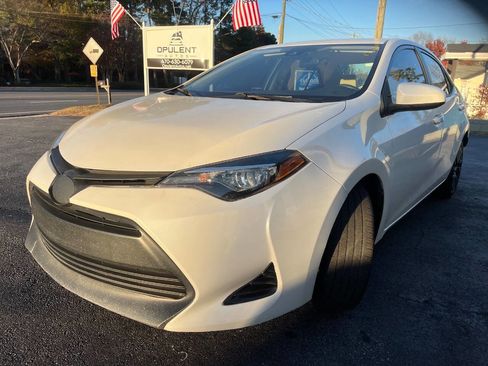Used 2018 Toyota Corolla LE image 3