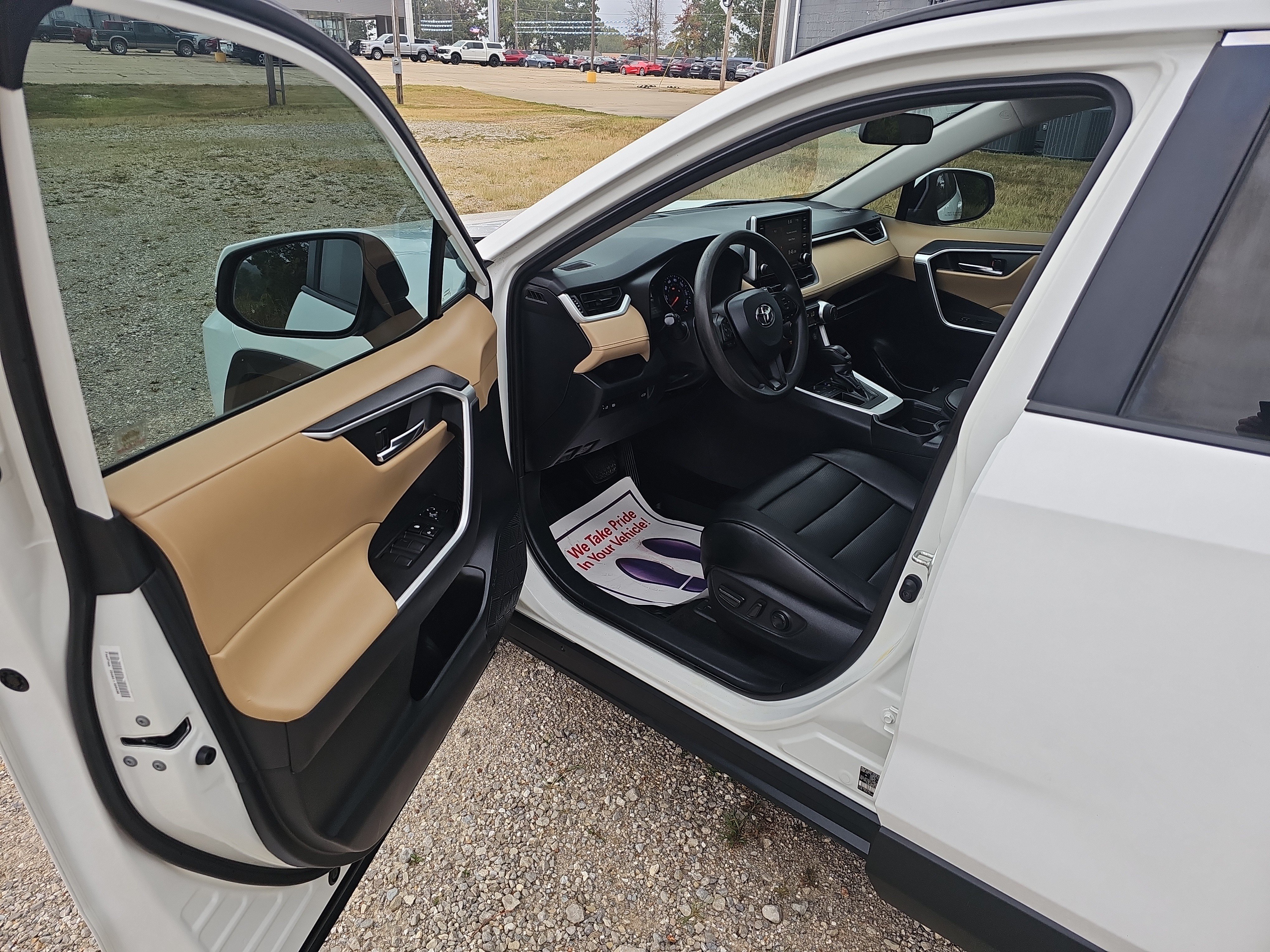 Used 2020 Toyota RAV4 XLE w/ Convenience Package FWD image 19