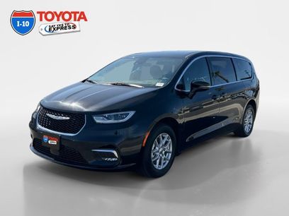 Used 2025 Chrysler Pacifica Select