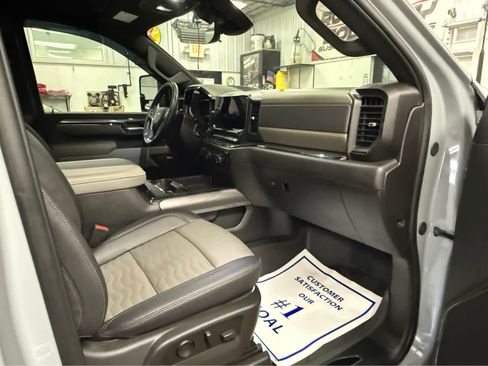 Used 2025 Chevrolet Silverado 2500 ZR2 w/ Technology Package image 28