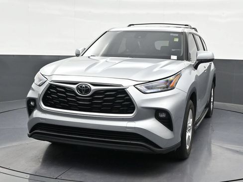 Used 2023 Toyota Highlander LE FWD image 9