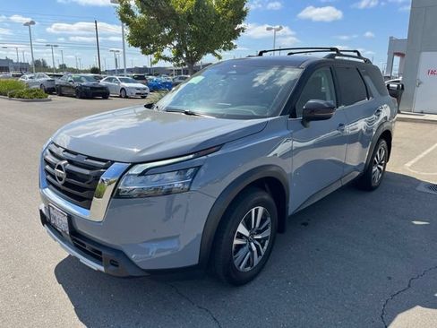 Used 2024 Nissan Pathfinder SL FWD image 1
