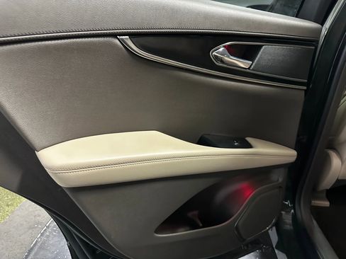 Used 2022 Lincoln Nautilus Reserve image 17