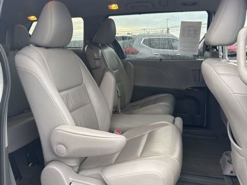 Used 2017 Toyota Sienna XLE w/ XLE Navigation Package image 16