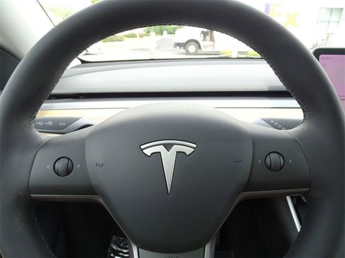 Used 2021 Tesla Model Y Long Range image 22