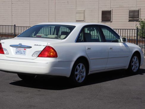Used 2001 Toyota Avalon XLS FWD image 9