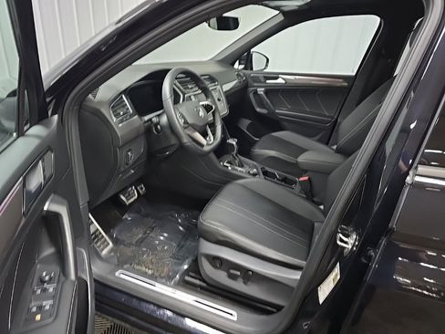 Used 2022 Volkswagen Tiguan SE R-Line image 29