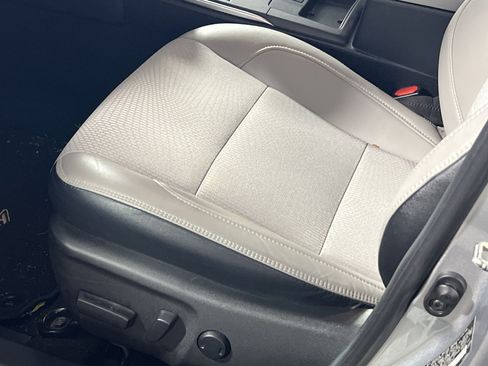 Used 2016 Toyota Camry SE w/ Moonroof Package FWD image 11
