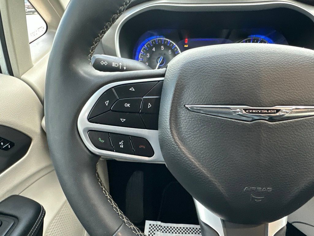 Used 2024 Chrysler Pacifica Touring-L FWD image 16