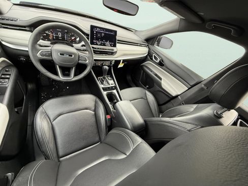 Used 2025 Jeep Compass Limited image 10