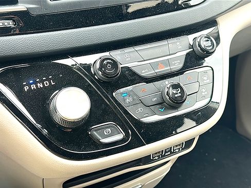 Used 2022 Chrysler Voyager LX image 23