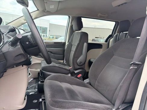 Used 2018 Dodge Grand Caravan SE w/ UConnect Hands-Free Group FWD image 13