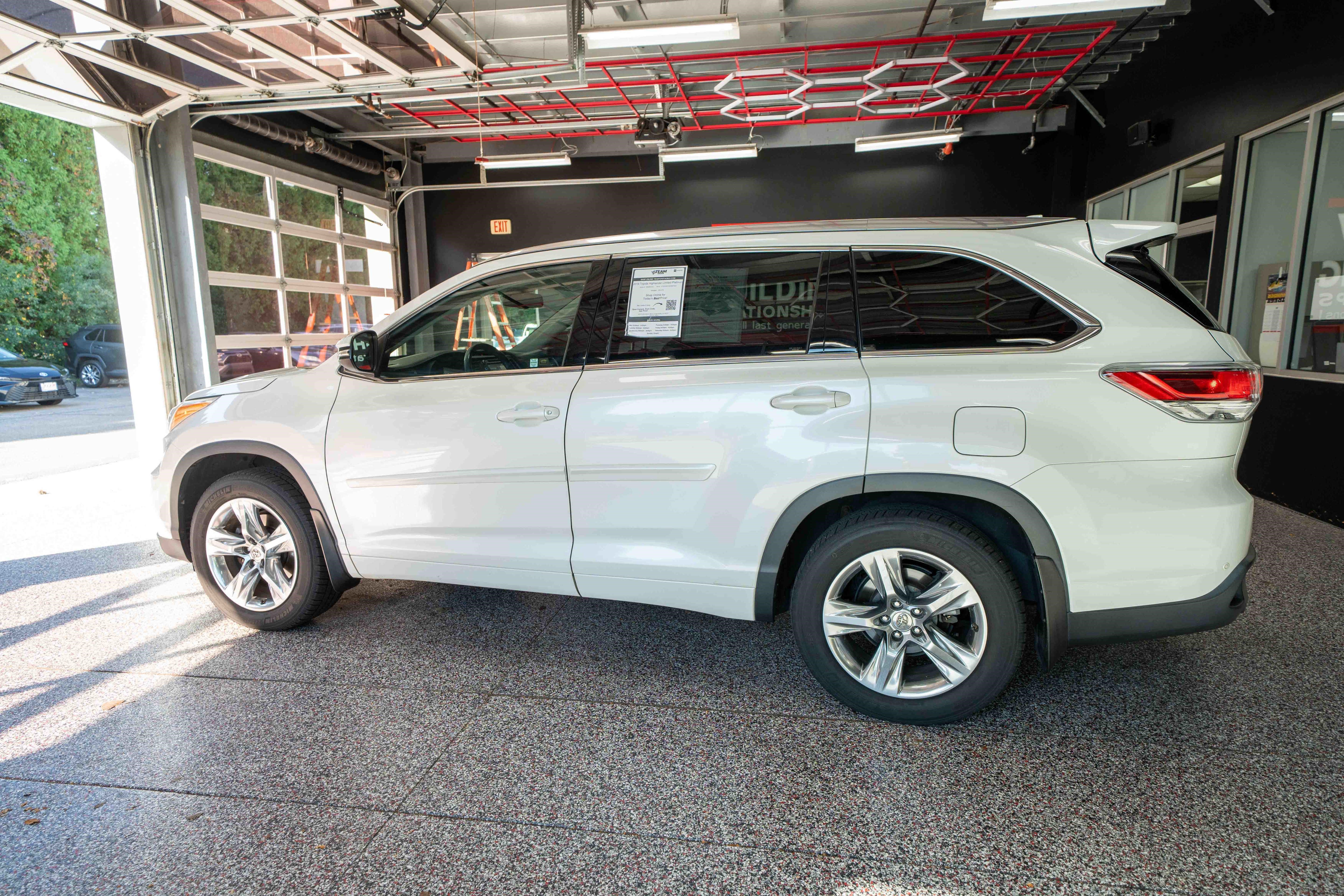 Used 2014 Toyota Highlander Limited Platinum AWD/4WD image 2