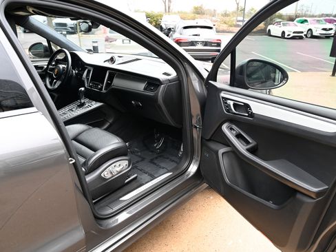 Used 2018 Porsche Macan Turbo image 51