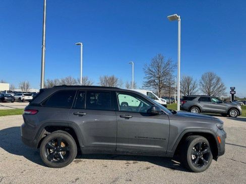 Used 2024 Jeep Grand Cherokee Limited w/ Black Appearance Package image 10