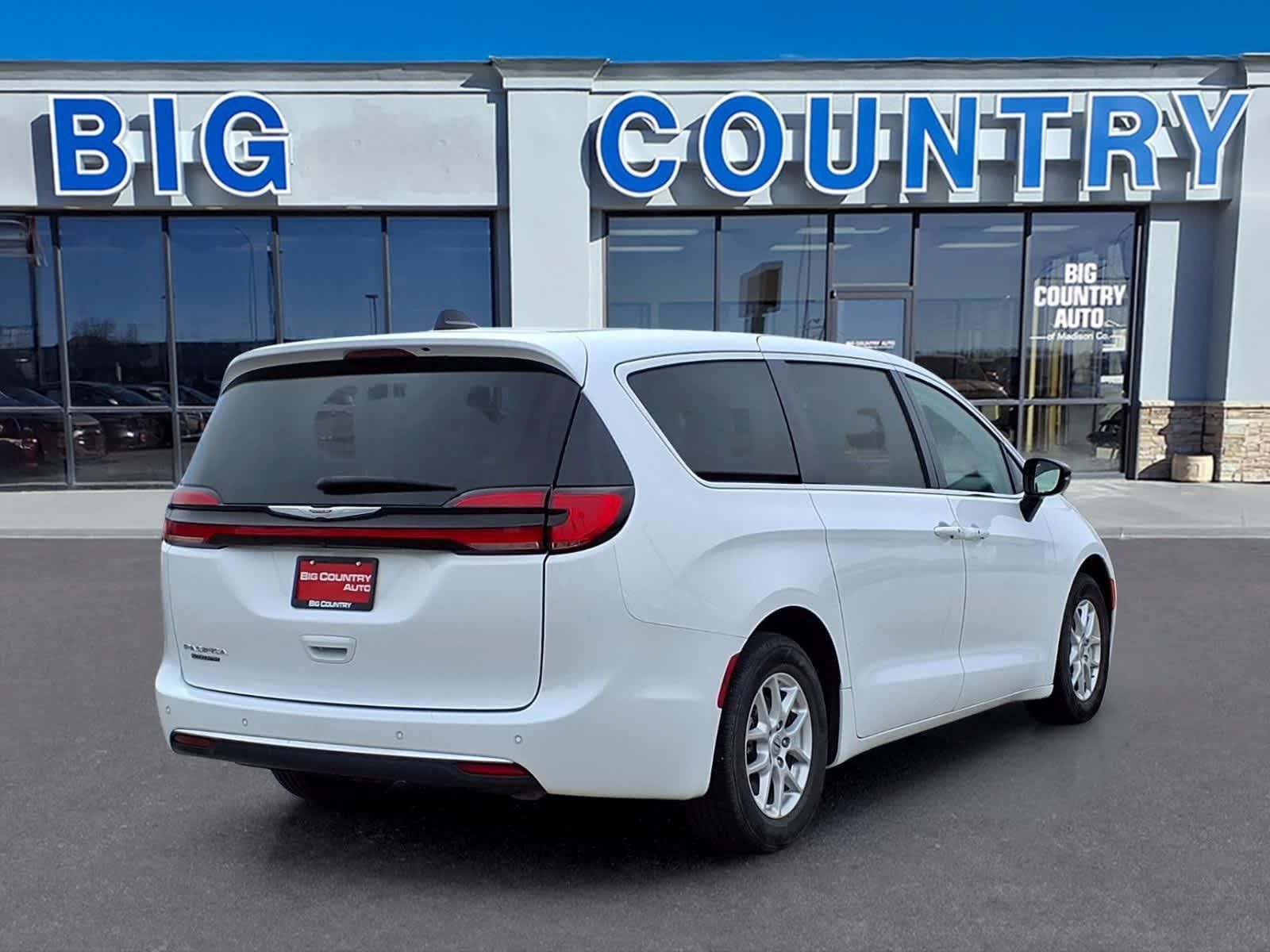 Used 2024 Chrysler Pacifica Touring-L FWD image 8