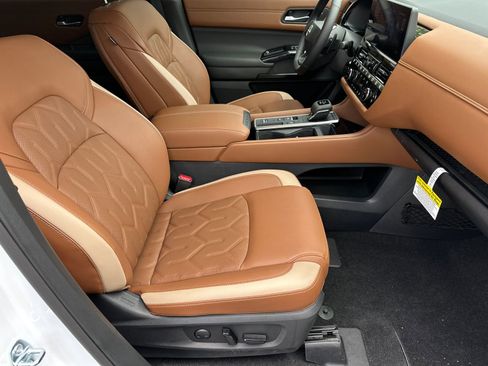 New 2026 Nissan Pathfinder Platinum FWD image 11