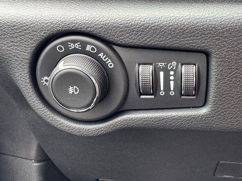 New 2026 Chrysler Pacifica Limited w/ Uconnect Theater Family Group FWD image 28