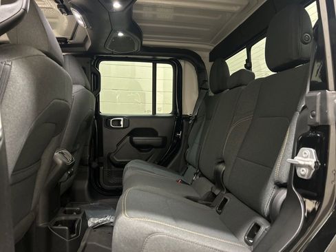 Used 2024 Jeep Gladiator Sport image 8
