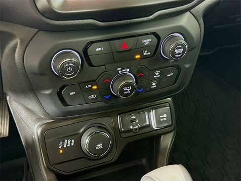 Used 2022 Jeep Renegade Latitude image 17