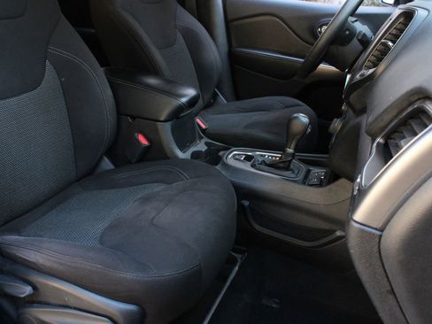 Used 2020 Jeep Cherokee Latitude FWD image 28