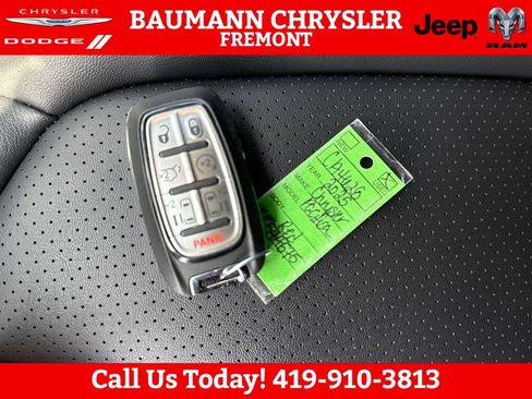 Used 2025 Chrysler Pacifica Select FWD image 28