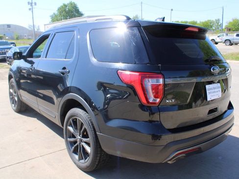 Used 2017 Ford Explorer XLT w/ XLT Technology Feature Bundle AWD/4WD image 6