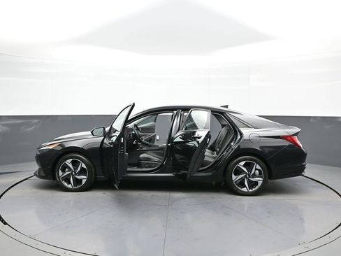 Certified 2023 Hyundai Elantra Limited w/ Preferred Accessory Package image 43