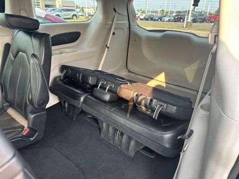 Used 2023 Chrysler Pacifica Touring-L FWD image 18