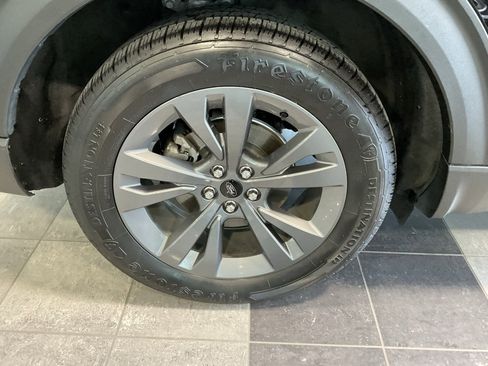 Used 2021 Ford Explorer XLT w/ Equipment Group 202A image 7