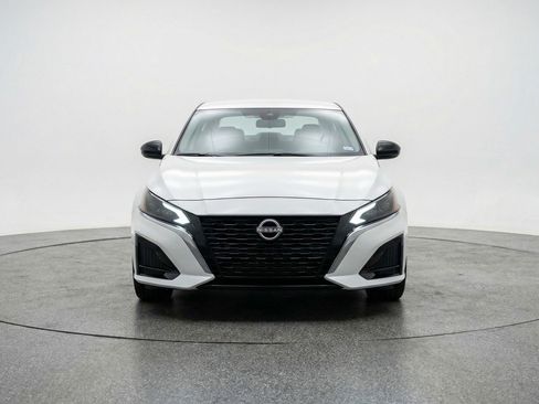 Used 2025 Nissan Altima 2.5 SV image 2