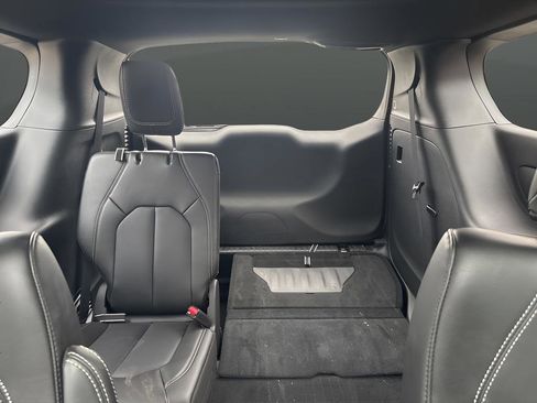 Used 2025 Chrysler Pacifica Select image 26