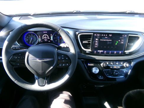 Used 2023 Chrysler Pacifica Touring FWD image 14