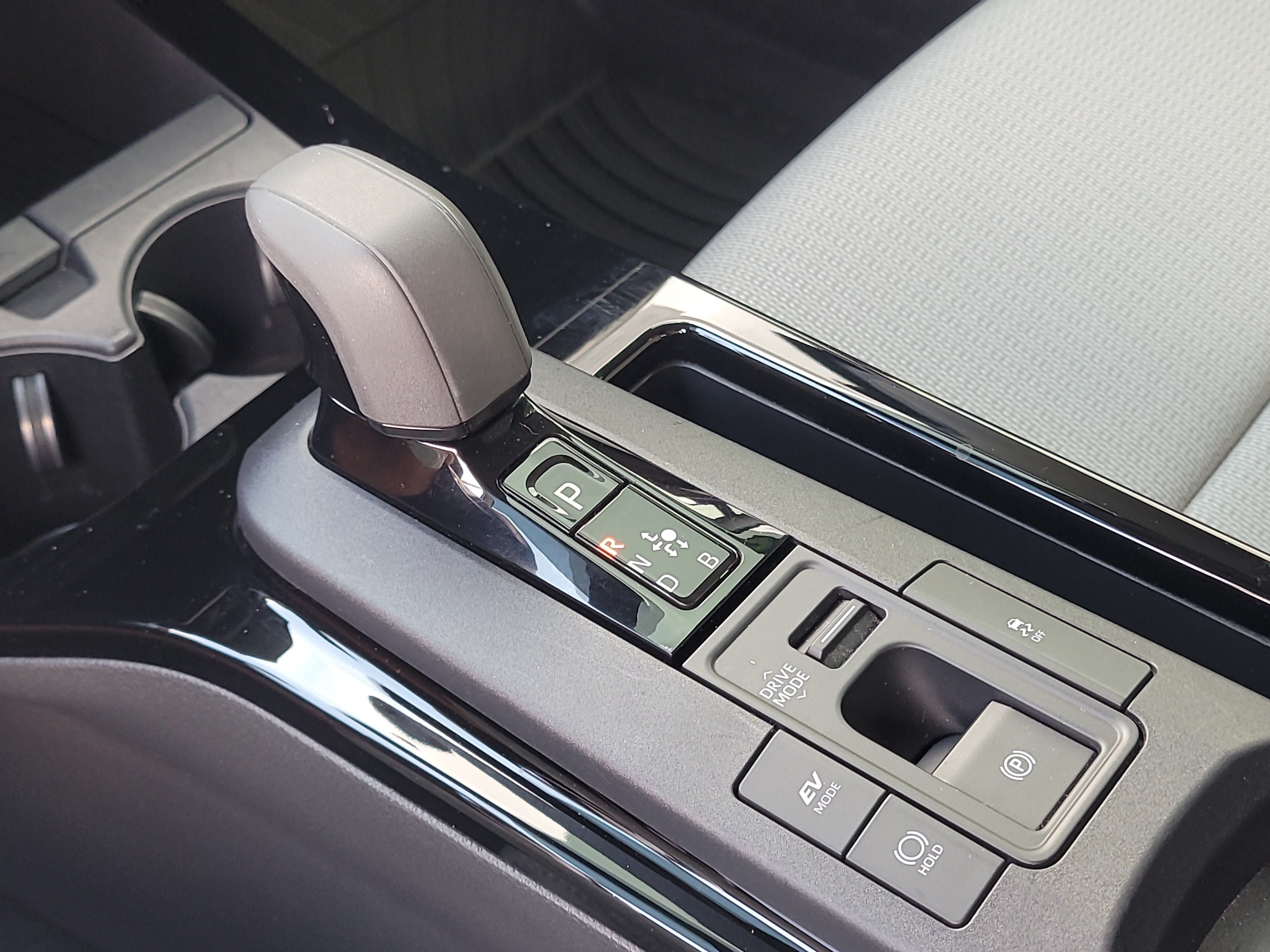 Certified 2025 Toyota Prius LE FWD image 26