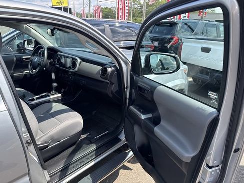 Used 2018 Toyota Tacoma SR5 AWD/4WD image 35