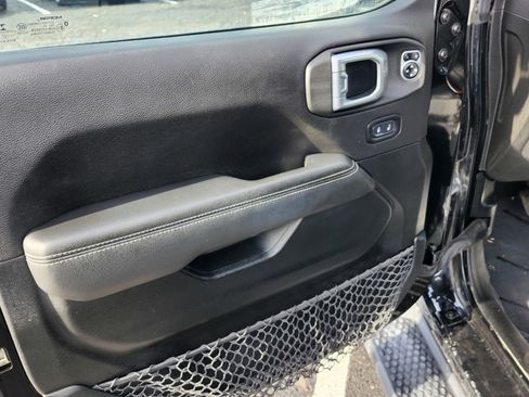 Used 2020 Jeep Wrangler Unlimited Sahara image 24