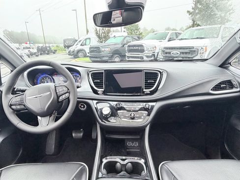 Used 2025 Chrysler Pacifica Limited FWD image 12