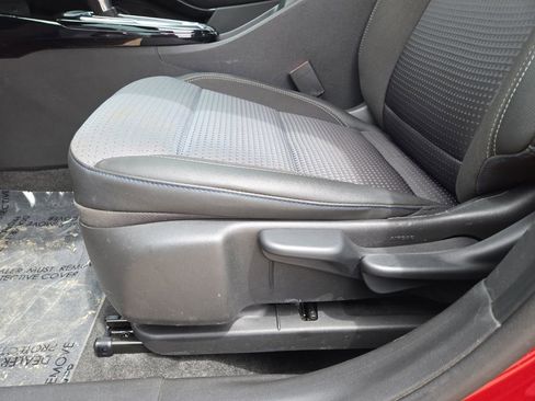 Used 2025 Chevrolet Trax LT FWD image 24