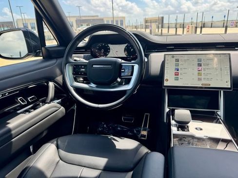 Used 2025 Land Rover Range Rover SE AWD/4WD image 6