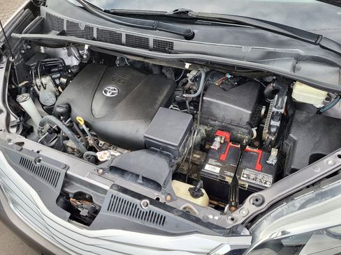 Used 2017 Toyota Sienna Limited image 9