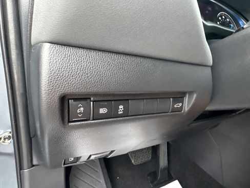 Used 2022 Toyota Venza XLE image 19