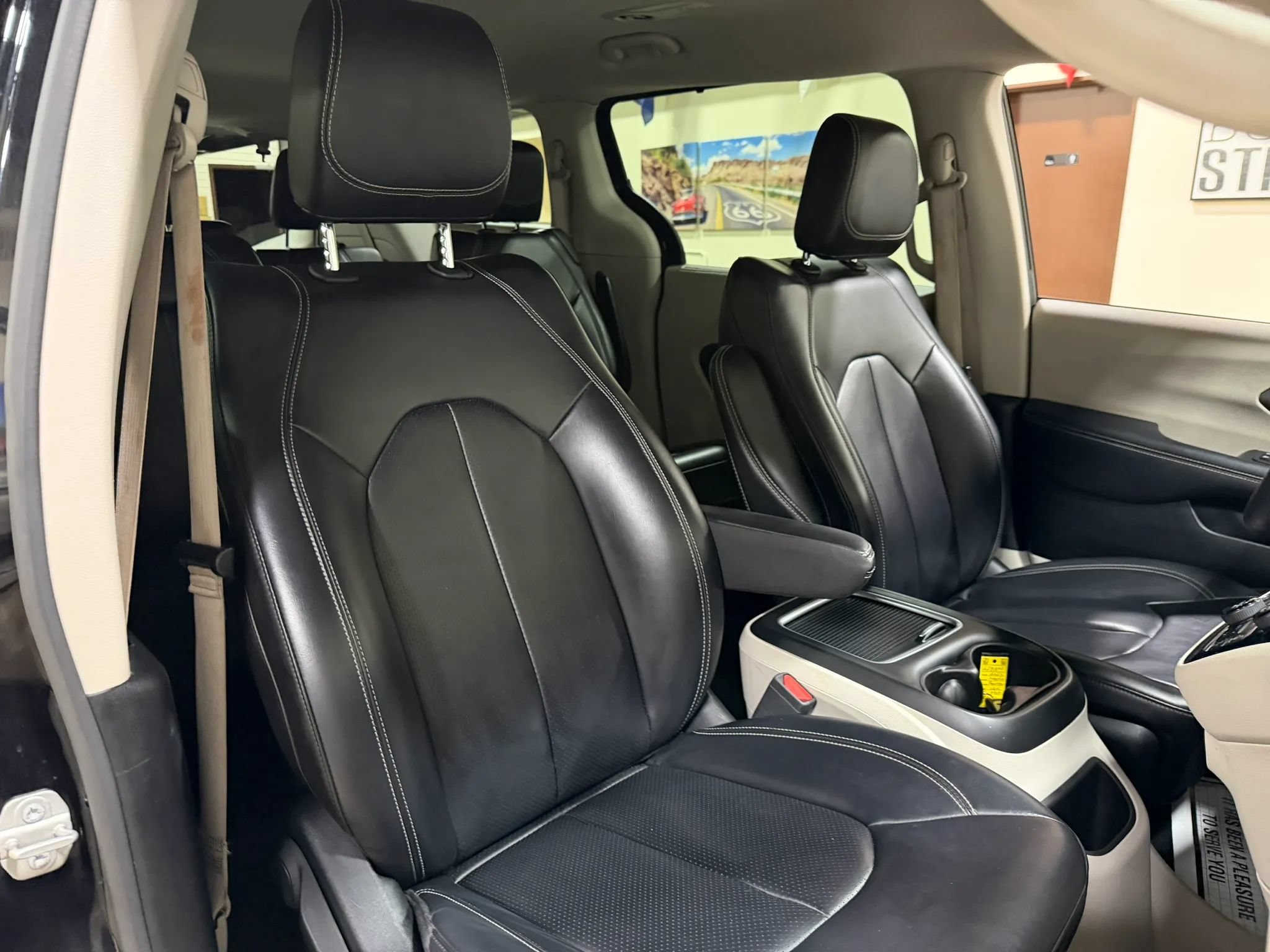 Used 2023 Chrysler Pacifica Touring-L FWD image 38