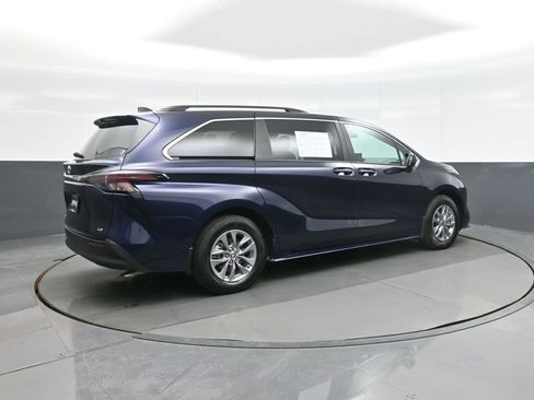Used 2025 Toyota Sienna LE image 7