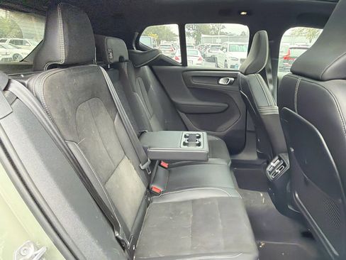 Certified 2022 Volvo XC40 P8 Recharge Plus image 17