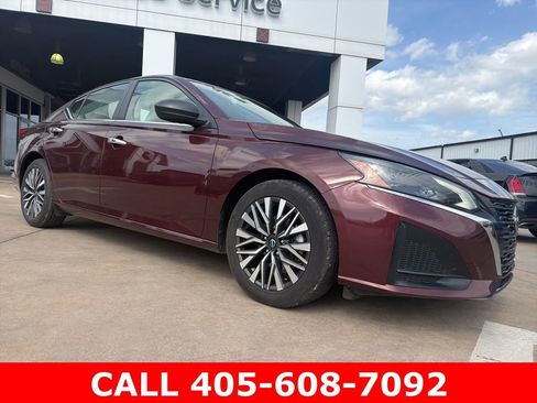 Used 2025 Nissan Altima 2.5 SV image 1