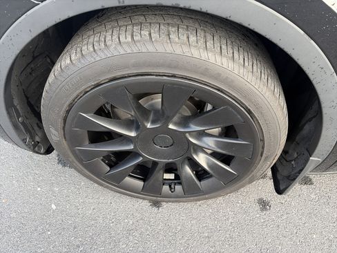 Used 2021 Tesla Model Y Long Range image 14