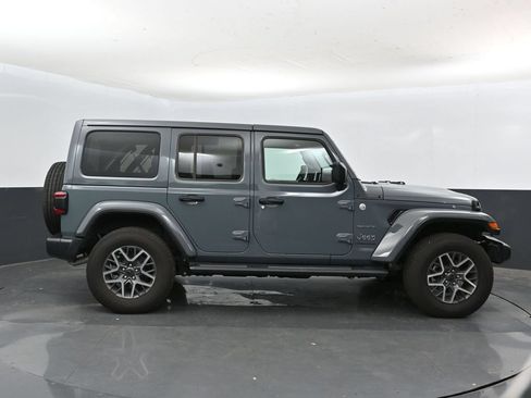 Used 2024 Jeep Wrangler Unlimited Sahara w/ Technology Group AWD/4WD image 3